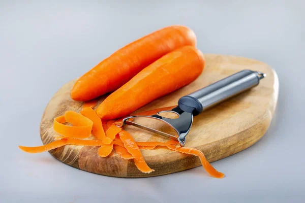 Frische Karotten Mit Schäler Schälen Gemüse Für Eine Gesunde Ernährung — Stockfoto