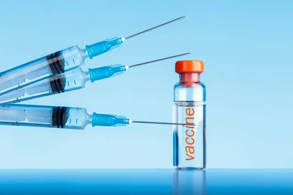 ワクチン接種用の薬瓶と注射器 — ストック写真