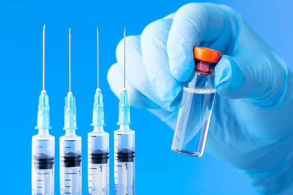注射用のワクチンを準備する医者 予防接種の概念 — ストック写真