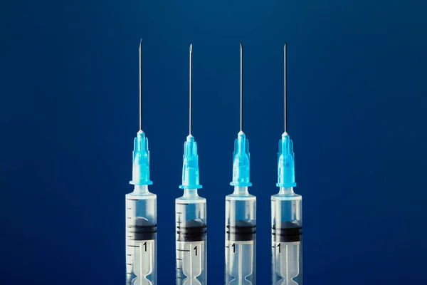 予防接種の概念 濃い青の背景に輝く — ストック写真