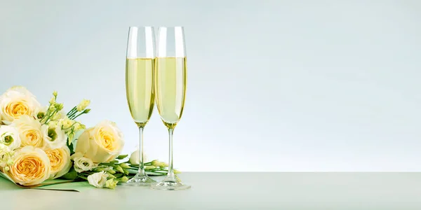 Buona Composizione Compleanno Champagne Rose Bouquet Con Spazio Copia — Foto Stock