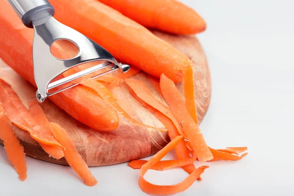 Karotten Schälen Mit Dem Schäler Auf Einem Holzschwein — Stockfoto