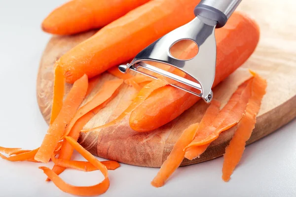 Möhren Schälen Auf Dunklem Holzschneidebrett Karottensalat Zubereiten — Stockfoto