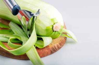 Kesme tahtasındaki taze sebze iliğinde metin için yer var. 