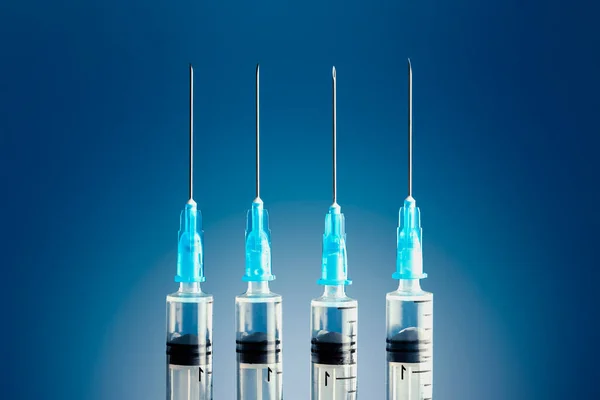 コロナウイルスワクチンと注射器のコンセプト画像 青を背景にした薬の注射器 — ストック写真