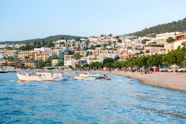 Bodrum Sahili, Ege Denizi, Beyaz evler, marina, Bodrum 'da gün batımında Türkiye' de yatlar.