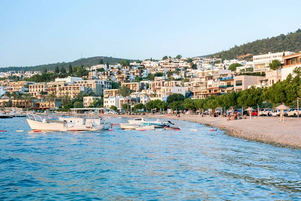 Bodrum Sahili, Ege Denizi, Beyaz evler, marina, Bodrum 'da gün batımında Türkiye' de yatlar.