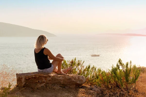 Mujer Feliz Despreocupada Disfrutando Hermosa Puesta Sol Orilla Concepto Vacaciones —  Fotos de Stock