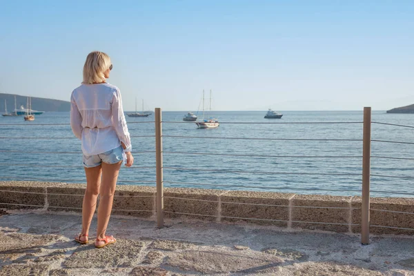 Mujer Viajera Adulta Pie Disfrutando Una Hermosa Vista Del Puerto —  Fotos de Stock