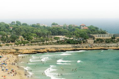 Tarragona plajı manzarası, Costa Dorada, İspanya. Yaz tatili kavramı.