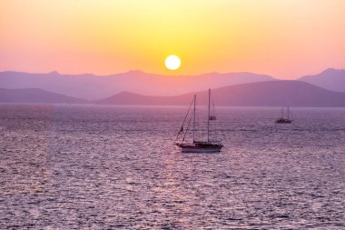 Gün batımında dağlarla yelken açmanın güzel manzarası. Seyahat konsepti arka planı.