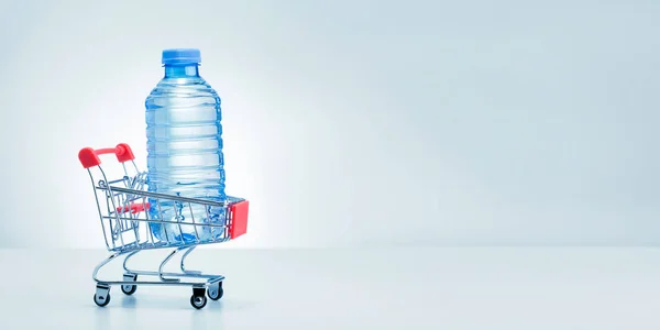Su teslimatı. Tramvayda açık gri arka planda plastik su şişeleri ve mesaj için yer var. Pankart.