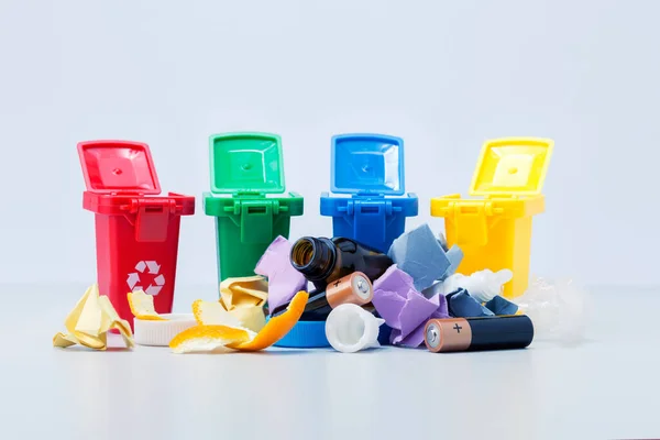 Farklı çöp kutuları ve metal, cam, kağıt, organik, çöp işleme için plastik. Atık geri dönüşüm kavramı.