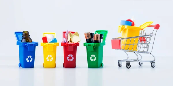 Ανακύκλωση Κάδου Πλαστικά Σκουπίδια Μικρό Καλάθι Αγορών Και Δοχεία Σκουπίδια — Φωτογραφία Αρχείου