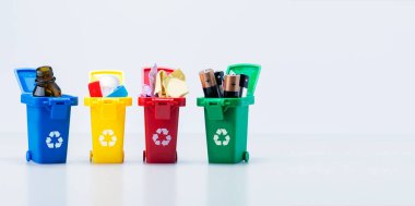  Atık yönetimi konsepti. Fotokopi alanı olan farklı tipteki çöpler için plastik kaplar. Pankart.
