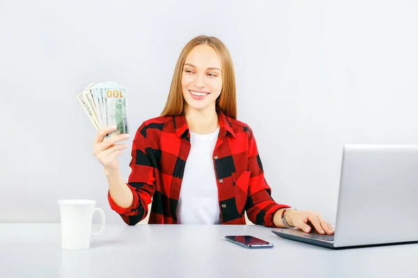 Gelukkige Vrouw Die Aan Een Laptop Werkt Geld Verdient Internet — Stockfoto