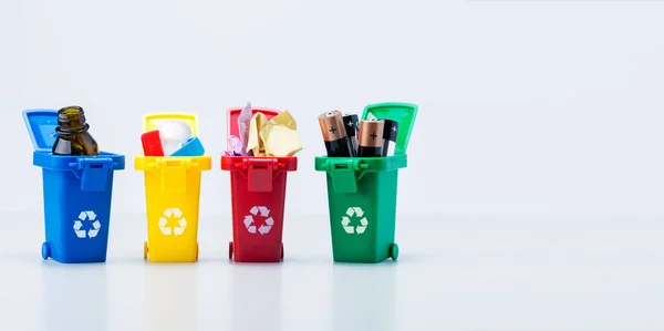 Conceito Gestão Resíduos Recipientes Plástico Para Lixo Diferentes Tipos Com — Fotografia de Stock