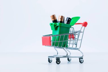 Kullanılmış pilleri toplama ve geri dönüşüm kavramı. Batarya geri dönüşüm kutusu gri arka planda tramvayda.