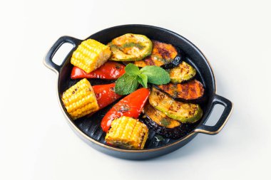 Beyaz arka planda ızgara sebze..