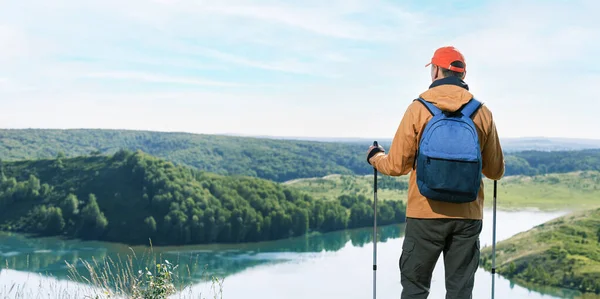 Nekonečné Možnosti Muž Turista Stojí Vrcholu Hory Těší Údolí Výhledem — Stock fotografie