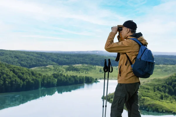 Turista Dívá Dalekohledem Horu Turistika Aktivní Lidé Životní Styl — Stock fotografie