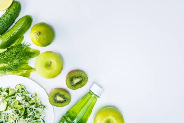 Yeşil diyet, doğal detoksifikasyon vitaminleri. Açık gri arkaplanlı ve fotokopi alanı olan sağlıklı bitkiler. Üst görünüm