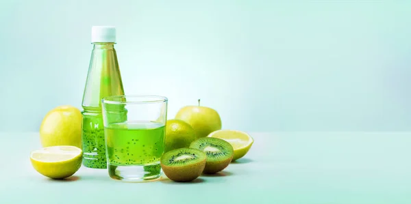 Groene Smoothie Met Biologische Ingrediënten Fruit Een Moderne Keukentafel Kopieer — Stockfoto