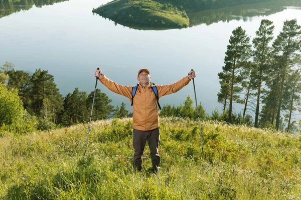 Šťastný Turistický Úspěch Batohem Muž Zvednuté Ruce Těší Příroda — Stock fotografie