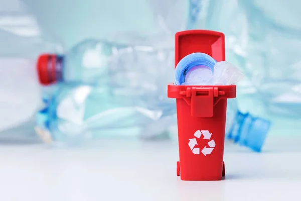 Reciclagem Lata Lixo Com Lixo Plástico Com Espaço Cópia Classificação — Fotografia de Stock