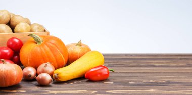 Sonbahar Hasadı. Tahta masada, fotokopi alanı olan taze organik sebzeler. Pankart.