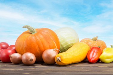 Dışarıdaki ahşap masada taze sebzeler..