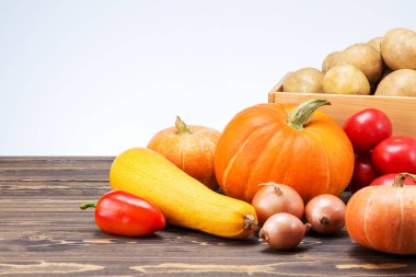  Sonbahar sebzeleri ahşap masada fotokopi alanı ile. Sebze hasatı.