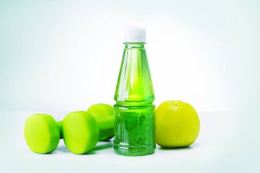 Dambıllar, açık gri arka planda sağlıklı yiyecekler..