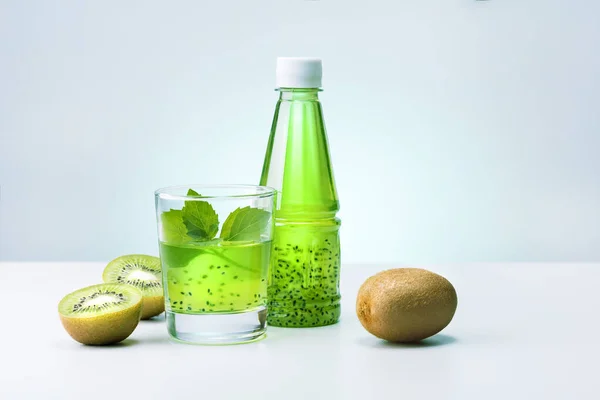 Verse Kiwi Sap Glas Met Munt — Stockfoto