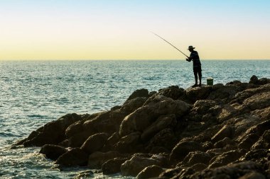 Gün batımında balık adam silueti. İnsanlar tatillerde hafta sonu hobilerini severler..