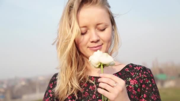 Attrayant jeune femme blonde — Video