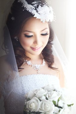 Güzel Asya gelin gülümseyen