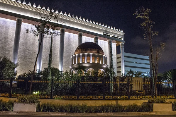 Сан-Паулу, Бразилия, 2 мая 2016 года. Соломонский монастырь, всемирная штаб-квартира Вселенской церкви Царства Божьего в районе Брас — стоковое фото