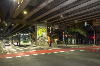 Sao Paulo, Brezilya, 28 Nisan 2016. Sao Paulo şehir geceleri sokak