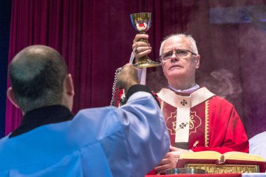 Sao Paulo, Sp, Brezilya, 19 Nisan 2016. Kitle tarafından Kardinal Başpiskoposu Sao Paulo Dom Odilo Sherer sırasında ışık Sao Paulo Mahallesi'nde Santo Expedito kilisede kutsal gün Expedito kutladı.
