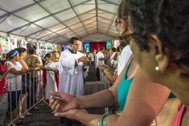 Sao Paulo, Sp, Brezilya, 19 Nisan 2016. Sadık ışık Sao Paulo Mahallesi'nde Santo Expedito kilisede kutsal gün Expedito kutlamak.