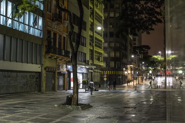 Sao Paulo, Brasil, 05 de mayo de 2016. Calle en el centro de Sao Paulo por la noche — Foto de Stock
