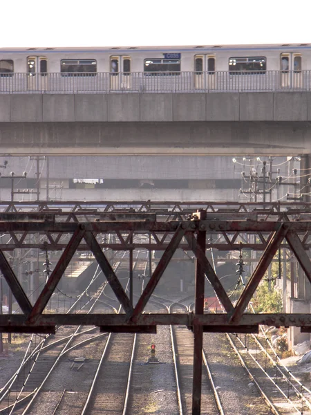 サンパウロ、ブラジル、2011 年 7 月 21 日。サンパウロでのブラジャー駅付近鉄道トラックします。 — ストック写真