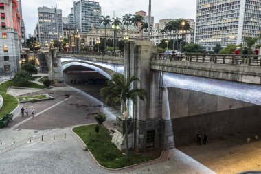 Cha Viyadük ve Anhangabau Vadisi 'ndeki yayalar Sao Paulo Belediye Tiyatrosu' nun ön cephesinde, Sao Paulo şehir merkezinde.