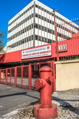 Sao Paulo, Brezilya, 5 Ocak 2018. Sao Paulo şehir merkezindeki merkezi itfaiye istasyonunun önünde bulunan kırmızı sokak musluğu.