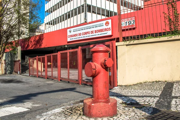 Sao Paulo Brasil Enero 2018 Hidrante Calle Roja Situado Frente —  Fotos de Stock