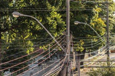 Brezilya 'da sokak lambaları ve elektrik direkleri perspektifi