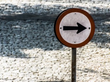 Brezilya 'da taştan yol geçmişi olan tek yön trafik işareti