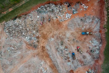 Brezilya 'daki Fıçı' da döküntüleri boşaltan kamyonların insansız hava görüntüsü