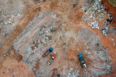 Brezilya 'daki Fıçı' da döküntüleri boşaltan kamyonların insansız hava görüntüsü